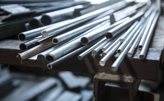 Rury nierdzewne: co warto wiedzieć przed wyborem materiału i zastosowań