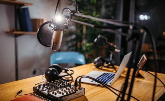 Studio do podcastów: jak zacząć i wyposażyć przestrzeń nagrań