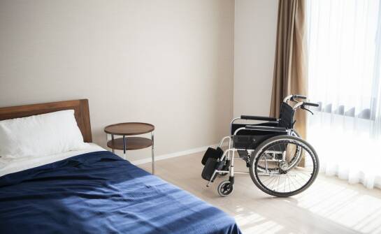 Sprzęt rehabilitacyjny: jak wybrać łóżko, wózek i akcesoria praktyczne