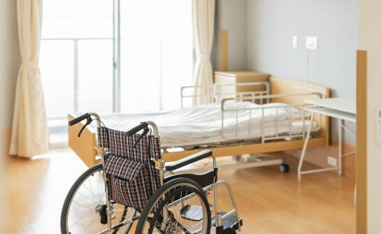 Sprzęt rehabilitacyjny: jak wybrać łóżko i wózek dla pacjenta