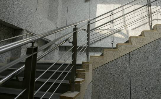 Balustrady i elementy nierdzewne: rodzaje, zalety i zastosowania