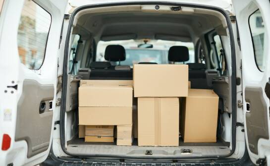 Transport mebli z wniesieniem — jak zaplanować bezstresową przeprowadzkę