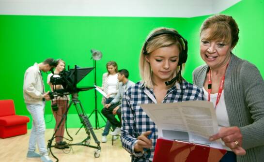 Lektor zagraniczny — jak wybrać idealny głos do materiałów multimedialnych