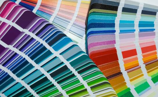 Farby sitodrukowe i tampodrukowe: wybór materiału do trwałych nadruków