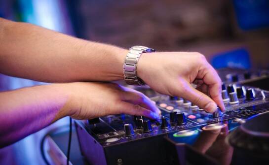Dj na wesele: jak wybrać oprawę muzyczną gwarantującą zabawę