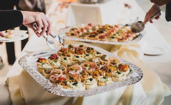 Catering w Milanówku – jak wybrać firmę na imprezę okolicznościową?