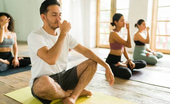 Siedząca praca a kręgosłup — jak oddech, głębokie mięśnie i ruch wspierają stabilność