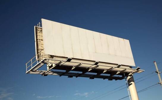 Dobór konstrukcji nośnej pod baner lub billboard w kampanii zewnętrznej