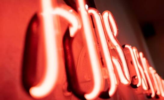 Jak powstaje neon LED od projektu do montażu i serwisu