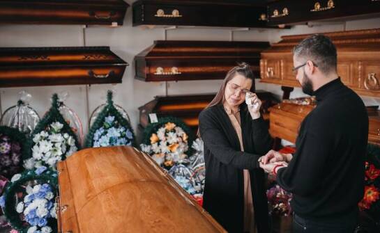 Dom pogrzebowy jako miejsce porządkujące pierwsze decyzje po śmierci bliskiej osoby