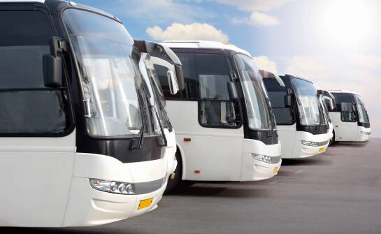 Kiedy stały transport pracowników pomaga firmom z aglomeracji poznańskiej, a kiedy staje się obciążeniem