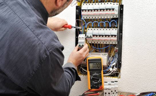 Instalacja elektryczna przed remontem domu — jakie decyzje trzeba podjąć zanim ruszą prace wykończeniowe