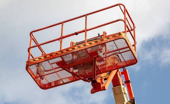 Podnośnik koszowy przy sieciach energetycznych i obiektach technicznych — kiedy naprawdę jest potrzebny