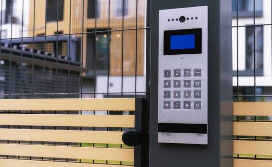 Kiedy cyfrowy system wejściowy ma sens w budynku wielorodzinnym