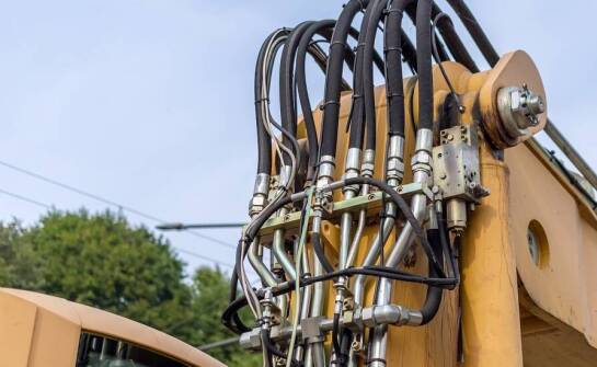 Jak rozpoznać zużytą hydraulikę w koparkach i ładowarkach na podlaskich budowach i kiedy regenerować podzespoły