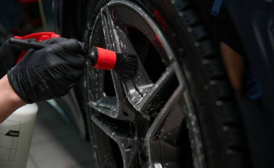 Zalety używania Ultra Wheel Cleaner 1L w myjniach samoobsługowych