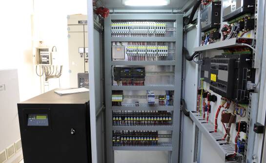 Instalacja elektryczna przy maszynach przemysłowych — co warto przewidzieć na etapie projektu