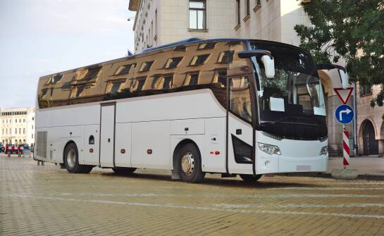 Jakie dokumenty i elementy stanu technicznego sprawdzić przed wynajmem autokaru z kierowcą