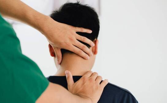 Kiedy terapeutyczny masaż okolicy głowy i karku ma sens przy napięciu i bólu