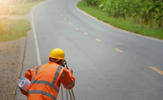 Jak przebiega budowa oświetlenia przy drogach od projektu do odbioru technicznego