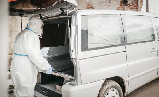 Jak przebiegają pierwsze godziny po zgonie: transport, dokumenty i dalsze ustalenia