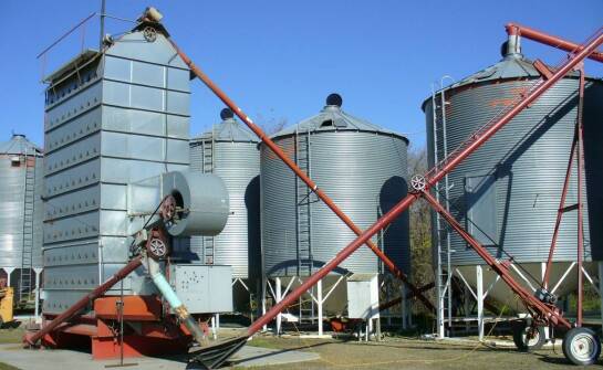Dlaczego silos przestaje się opróżniać: mostkowanie, kanałowanie i wpływ wilgoci