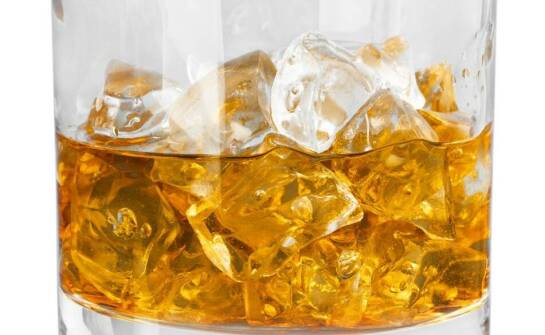 Jak kształt i grubość szkła wpływają na smak i aromat whisky przy domowym stole