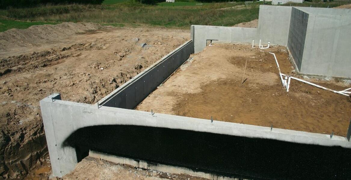 Dlaczego wysoka woda gruntowa zmienia przebieg wykopów pod fundamenty i szamba w Otwocku
