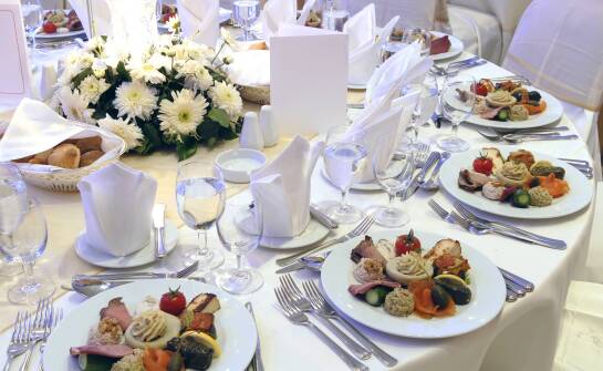 Tradycyjne menu w cateringu na wesele i bankiet — kiedy goście to docenią