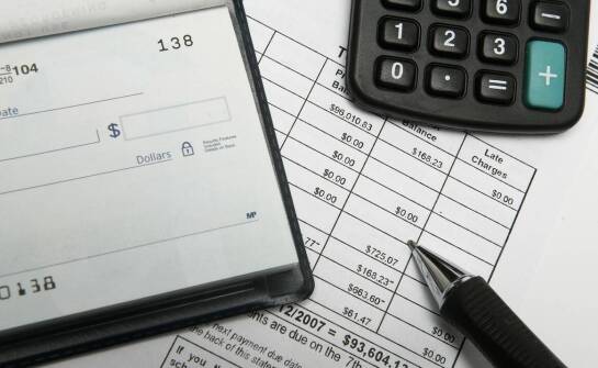 Jak wygląda bieżąca księgowość małej spółki, gdy trzeba spiąć dokumenty, VAT i rozliczenia pracowników