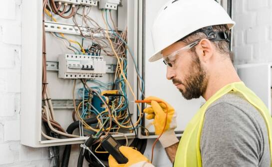 Porażenie, upadek i uszkodzony sprzęt — jak elektryk dobiera ochronę osobistą i majątkową