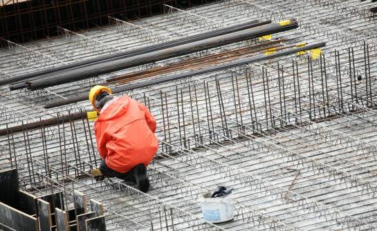Jak prefabrykowane zbrojenie zmienia planowanie inwestycji przemysłowej i ogranicza ryzyko na budowie