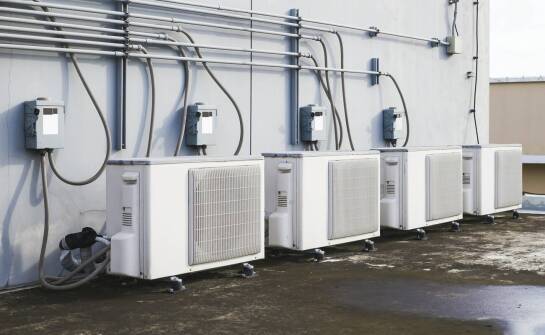Montaż klimatyzacji w starej zabudowie Mokotowa: zgody, trasa instalacji i ryzyko techniczne