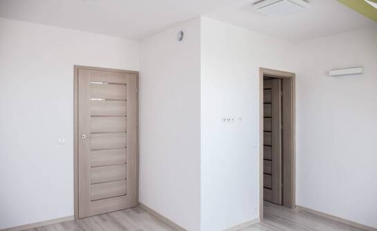 Która biel z palety Tikkurila sprawdza się w jasnym, użytkowym wnętrzu