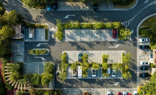 Wesele w centrum czy na obrzeżach — jak lokalizacja sali wpływa na dojazd i parking gości