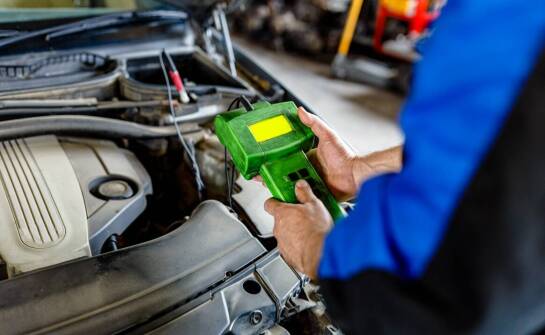 Jak rozpoznać, czy Skoda wymaga diagnostyki, przeglądu czy naprawy blacharskiej