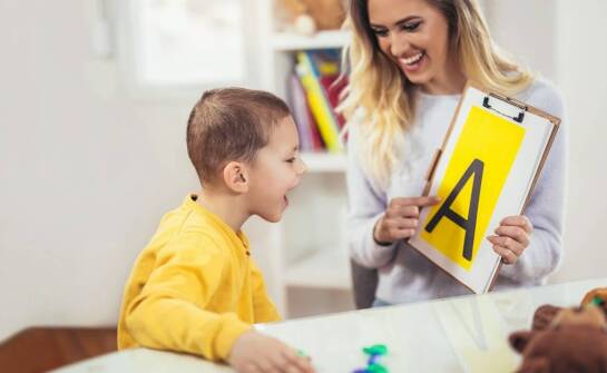 Pierwsza wizyta u logopedy — które obserwacje z domu przyspieszają trafną diagnozę