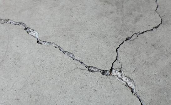 Uszkodzony beton przed posadzką żywiczną — kiedy sama warstwa nawierzchniowa nie wystarczy