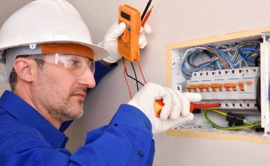 Kiedy elektryk potrzebuje OC zawodowego przy instalacjach domowych i budowlanych