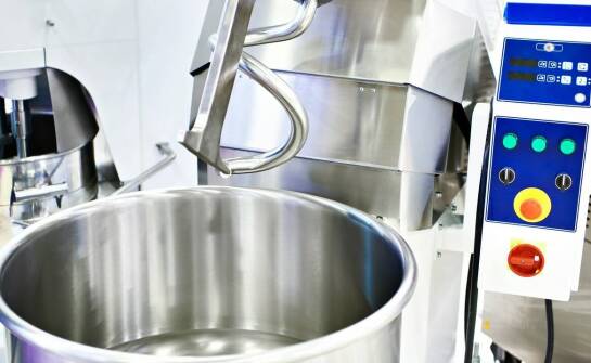 Jak gięcie blach wpływa na trwałość i dopasowanie wyposażenia kuchni gastronomicznej ze stali nierdzewnej