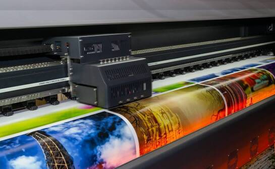 Jak druk wielkoformatowy wspiera projekty techniczne, reklamę i wnętrza w Wawrze