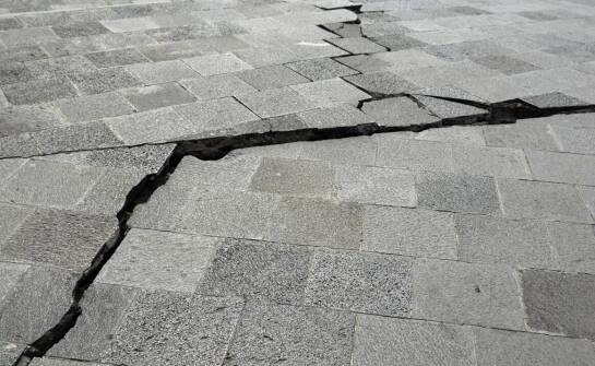 Dlaczego taras z kostki brukowej pęka i osiada mimo poprawnego układu warstw