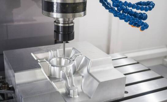 Kiedy projekt detalu wymaga połączenia frezowania CNC z obróbką elektroerozyjną