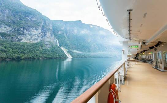 Jak przygotować się do morskiej wyprawy wzdłuż norweskiego wybrzeża przez fiordy i arktyczne porty
