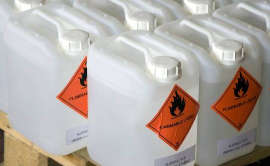 Bezpieczne magazynowanie chemii czystości w firmie sprzątającej: etykiety, segregacja i ryzyko pomyłek