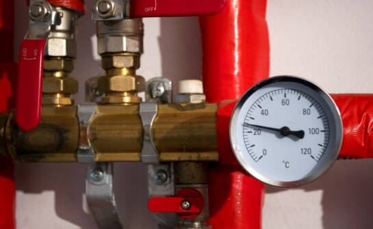 Jak dobrać taśmy wysokotemperaturowe do izolacji rur i maszyn w hutnictwie oraz energetyce