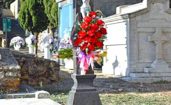 Dlaczego krzyż na pomniku trzeba dopasować do stylu nagrobka i tradycji