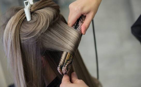 Jak ocenić prostownicę do salonu, gdy ma pracować na różnych typach włosów