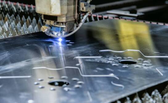 Jak przebiega wycinanie laserowe blach stalowych i aluminiowych oraz co wpływa na dokładność