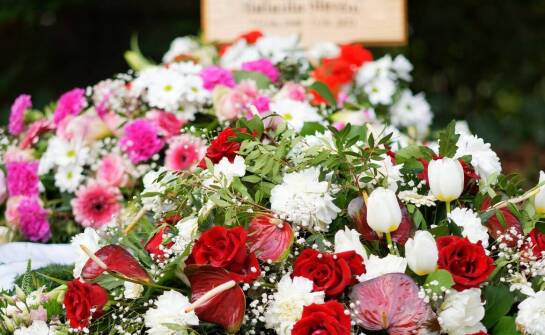 Jak dobrać wiązankę na ceremonię żałobną do relacji ze zmarłym i symboliki kwiatów